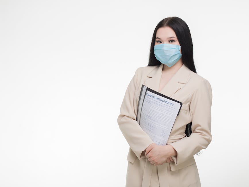 다양한 보험 증권과 관련된 금융 자료들, 보험 가입 전 확인해야 할 서류들