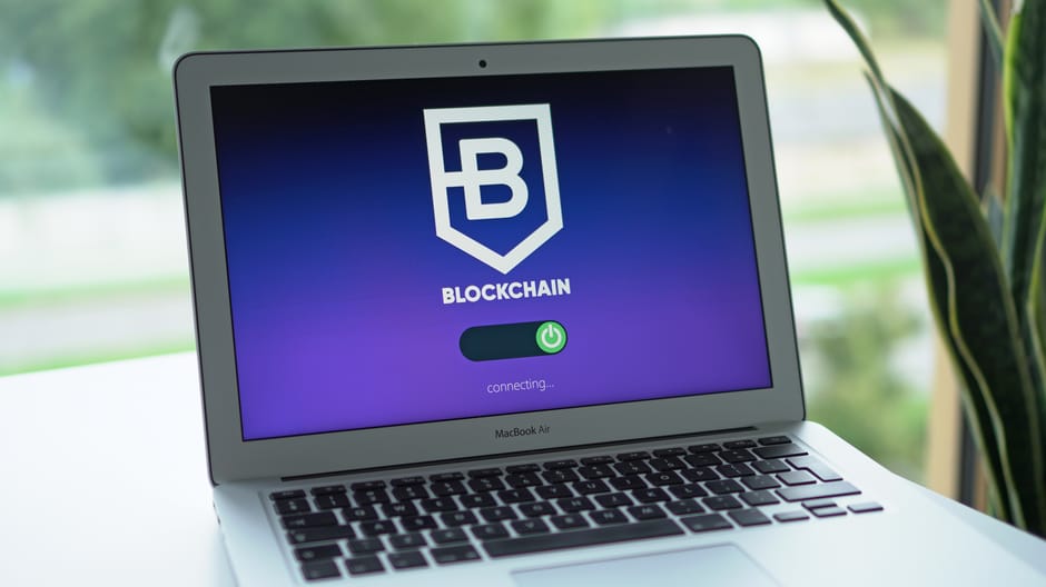 핀테크 UI/UX 디자인을 통해 간편하게 금융 서비스를 이용하는 모습