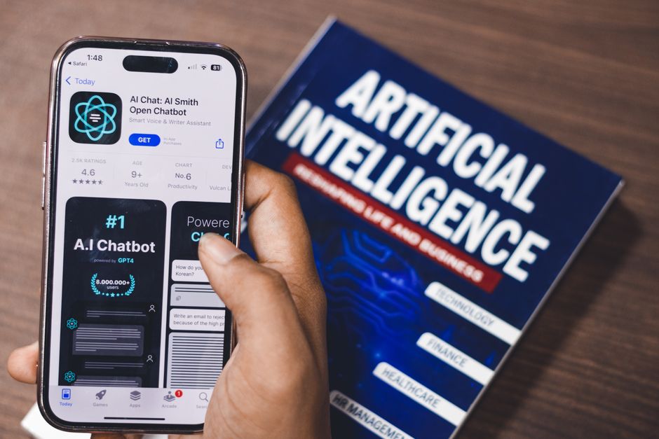 AI 면접과 채용 시장의 변화를 나타내는 디지털 그래픽