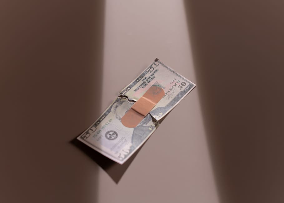 복잡하게 얽힌 경제 그래프와 도미노처럼 쓰러지는 금융 빌딩