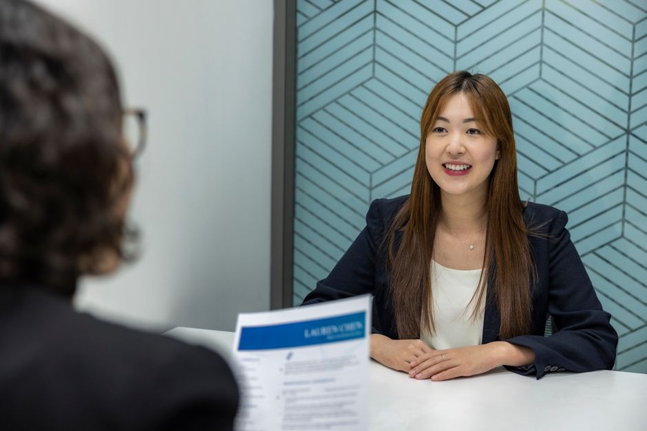 직장인이 퇴사 전 고용보험 혜택을 확인하며 커리어 플랜을 세우는 모습