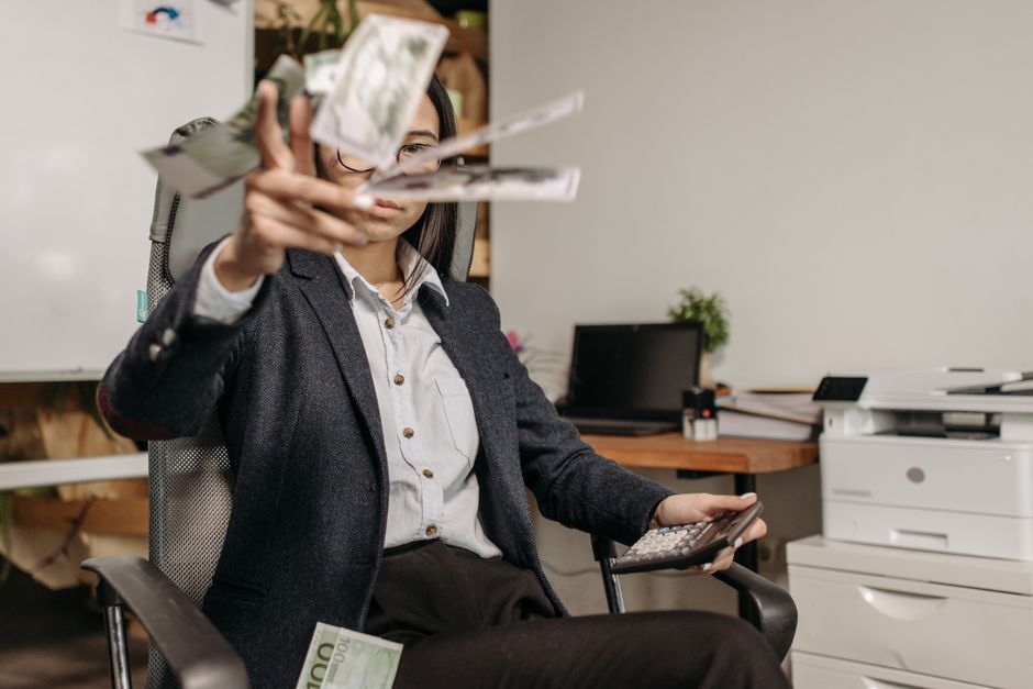📈 고물가 시대 '월급은 스쳐가는데 품위는 지켜야 한다?' 💸 내 지갑 털어가는 '보이지 않는 커리어 비용' 막는 3단계 현실 전략!
