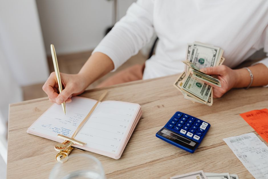 스마트폰으로 지출을 추적하는 모습