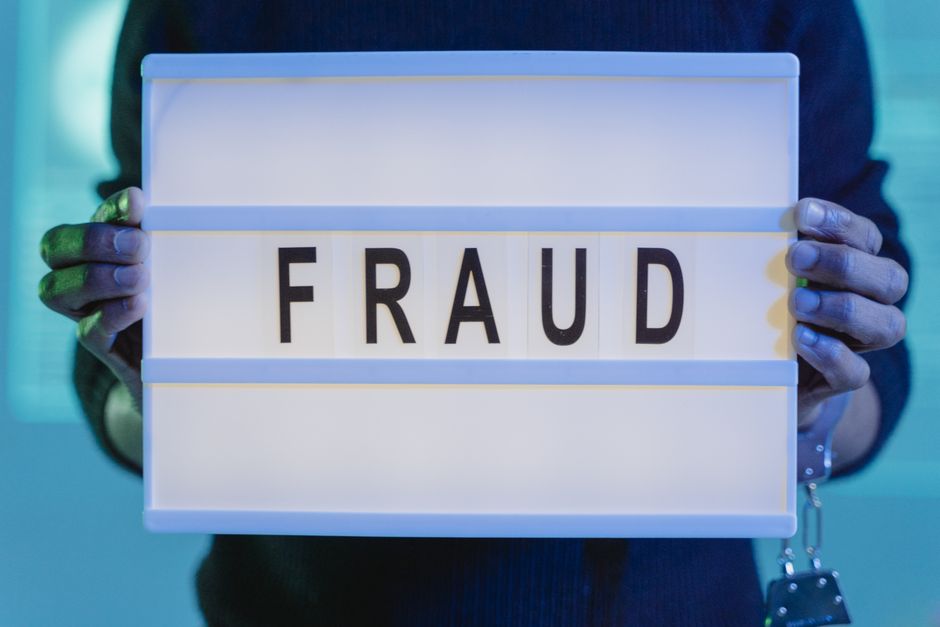 디지털 금융 사기 피해 후 대처하는 모습