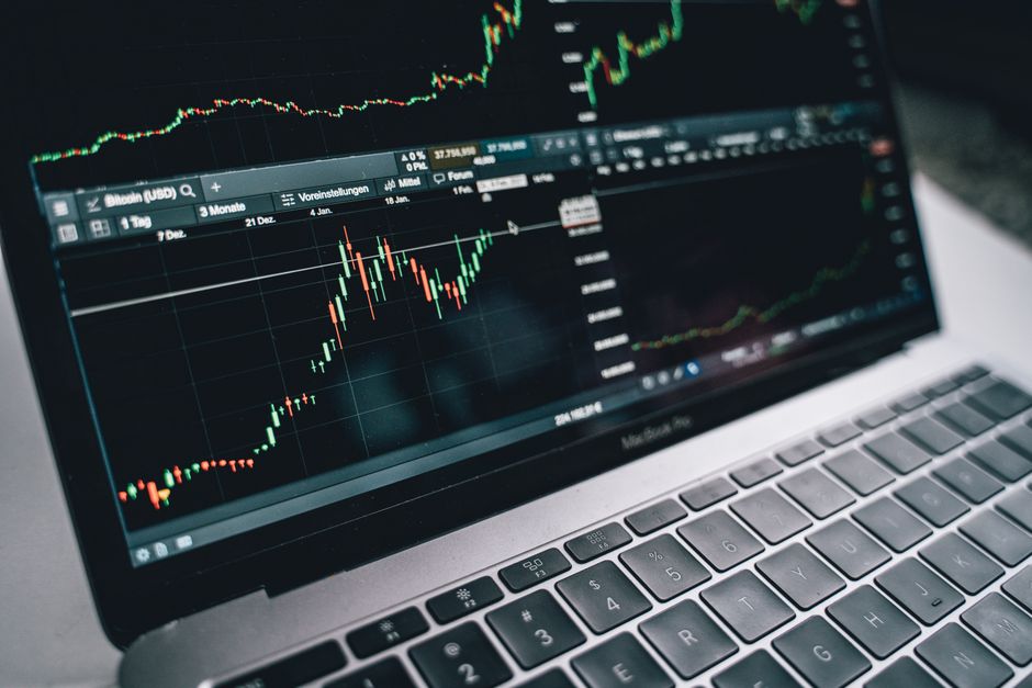 📈 글로벌 증시 '역대급' 호황인데, 왜 내 대출 이자는 더 단단해질까? 💸 '숨겨진 시장 착시' 속 당신의 지갑 지키는 3단계 초현실 생존 전략!