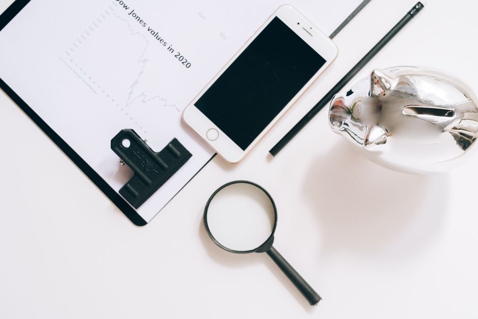 스마트폰과 지갑을 정리하는 모습