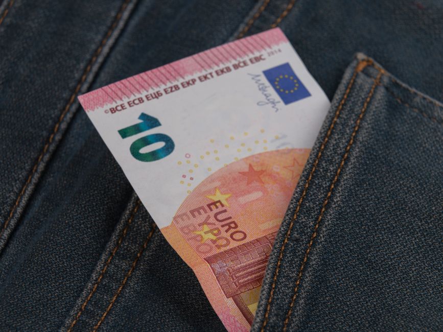 물가 상승과 고금리로 인해 지갑이 텅 비어가는 모습