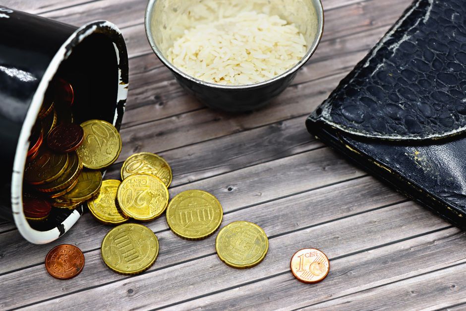 📈 '부자 동네' 월가(Wall Street)가 돈잔치 할 때, 왜 내 전월세·대출 이자를 치솟게 할까? 💸 금융 허브의 그림자가 당신 지갑을 털어가는 숨은 3가지 방식!