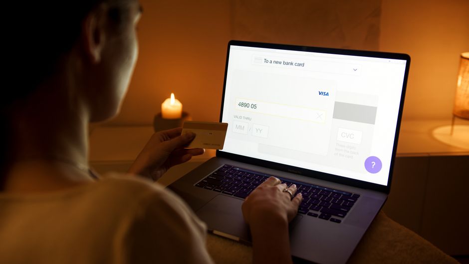 핀테크 시대 디지털 결제 플랫폼과 연결된 스마트폰, 신용카드, 돈
