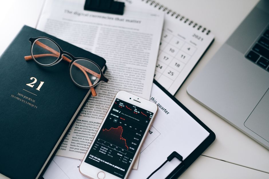 금융 상품 만기일과 자산 관리 계획을 표시한 달력 이미지