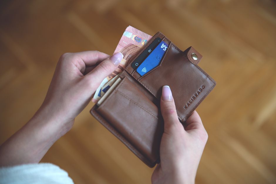 지갑과 금융 데이터를 분석하는 현대인