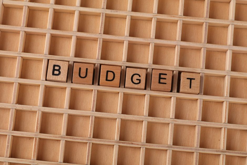 건강과 운동 비용을 현명하게 관리하는 모습