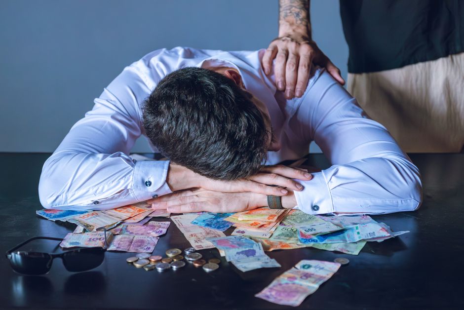 금융 피로로 지쳐있는 직장인